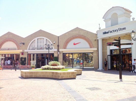Rome: Castel Romano Outlet Shopping Full-Day Trip - Guide and Shopping Assistance