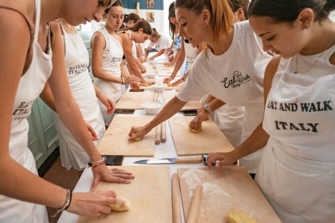 Rome: Fettuccine and Tiramisu Hands-on Cooking Class - Location and Accessibility