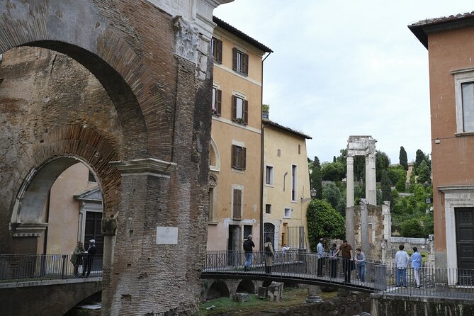 Rome Food Tour by Night: A Deliciously Cultural Tour for Foodies - Delighting in Gelato and Wine