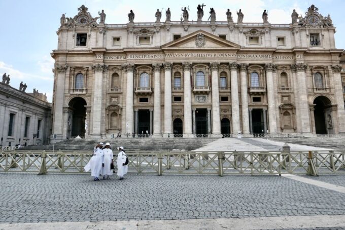 Rome: Guided Tour of St. Peters Basilica, Grottoes & Square - Professional Art-Historian Guide