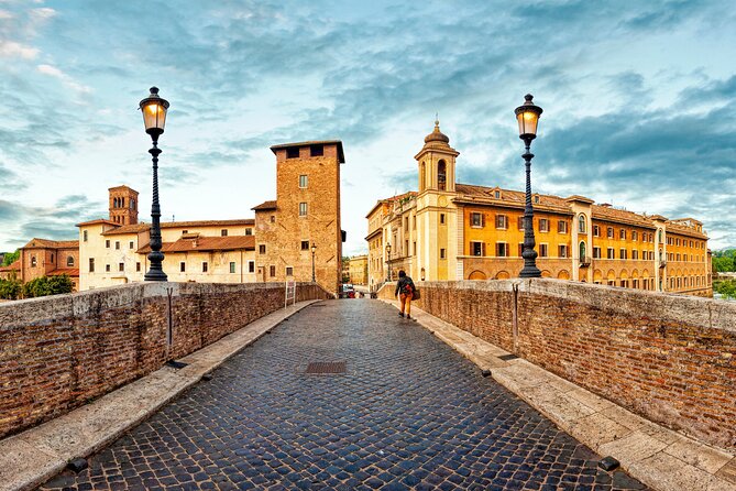 Rome: Trastevere Food Tour & Dinner in a Roman Villa - Trasteveres Medieval Architecture
