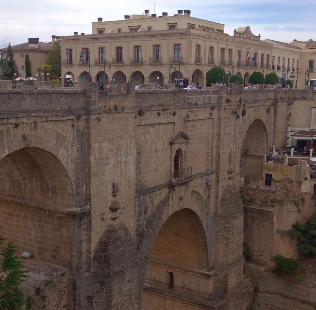 Ronda: Audio Guide Walking Tour With Puente Nuevo and Viejo - Tour Experience