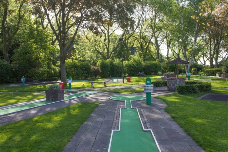 Rotterdam: 18-Hole Mini-Golf Game - Relaxed Atmosphere