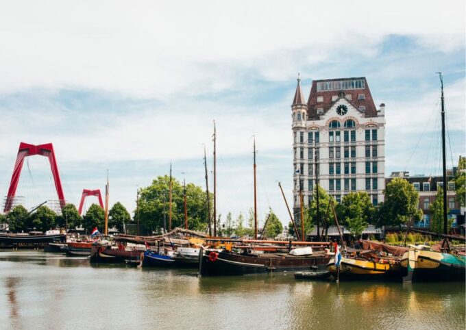 Rotterdam Highlights With Local: Walking Tour & Boat Cruise - Rotterdams History and Development
