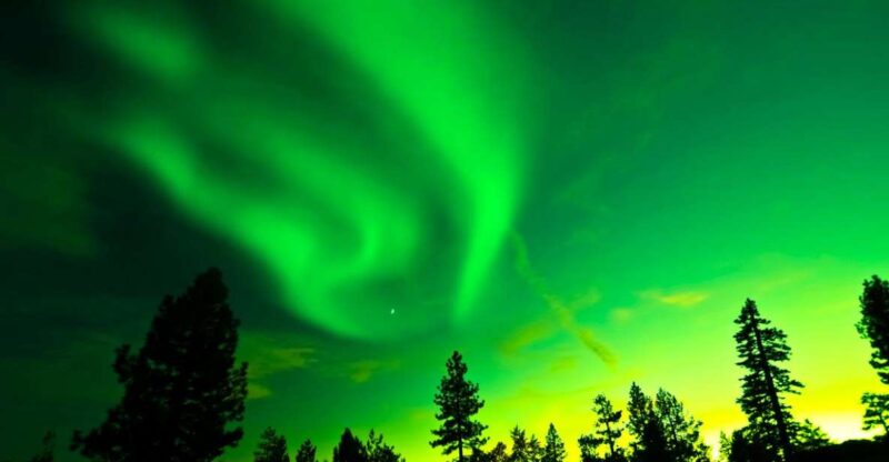 Rovaniemi: Guided Northern Lights Tour - Included Amenities and Attire