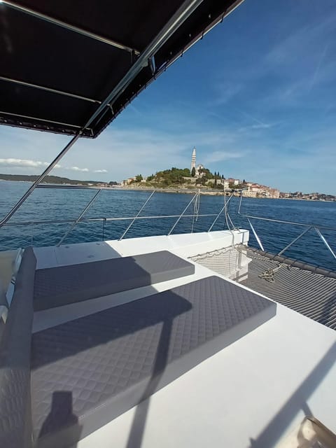 Rovinj: Sunset & Dolphin Group Tours With Catamaran - Crew Expertise