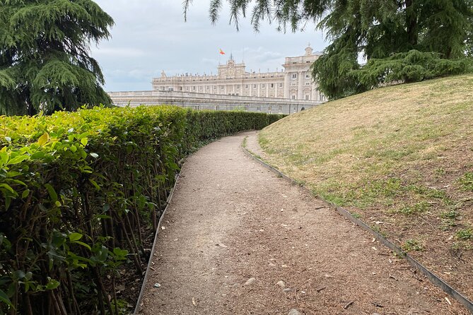 Royal Palace Madrid Small Group Tour With Skip the Line Ticket - Accessibility and Transportation