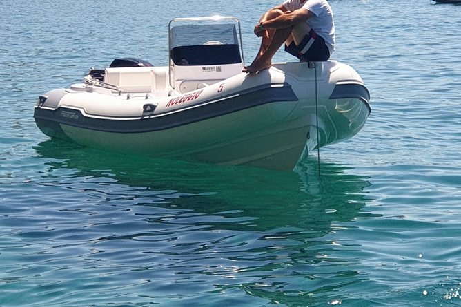 Rubber Dinghy to Rent Predator 599 40CV (Without License) - Equipment and Safety Provisions