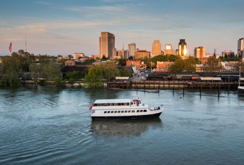 Sacramento: Rock The Yacht River Cruise - Food and Drinks