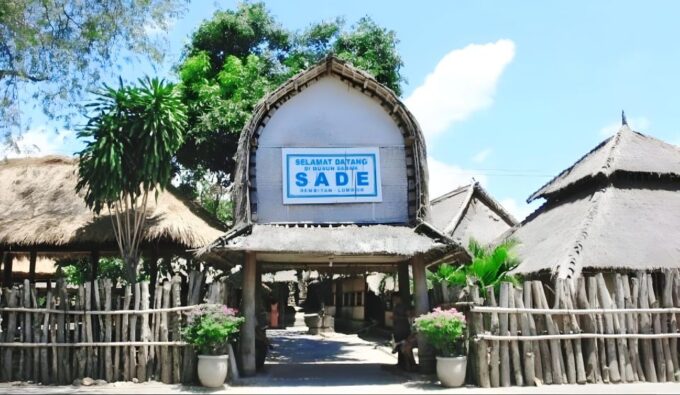 Sade Village, Kuta Lombok, and South Coasts: Private Tour - Mawun Beach