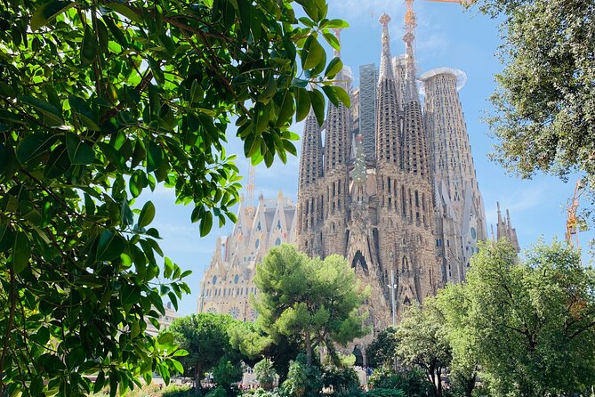 Sagrada Familia and Casa Mila Walking Tour With Cava and 2 Tapas - Meeting and Ending Points