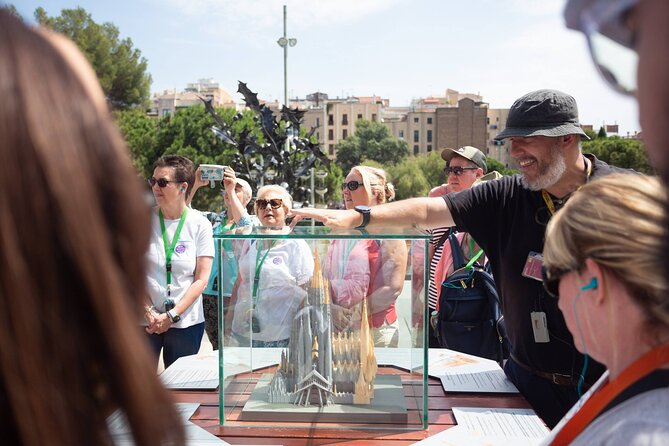 Sagrada Familia Guided Tour With Skip the Line Ticket - Meeting and End Points