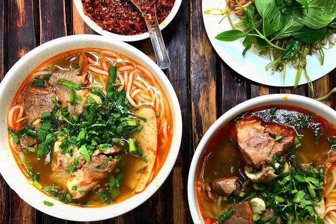 Saigon After Dark With Seafood, Beer & Live Music Bar - Exploring Saigon at Night