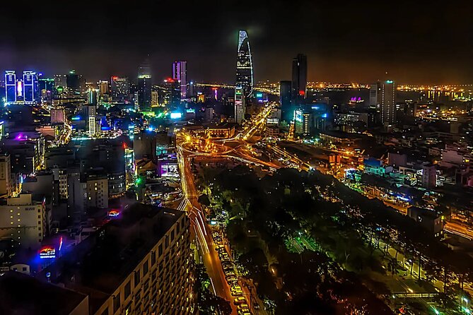Saigon After Dark With Seafood, Beer & Live Music Bar - Savoring Local Cuisine