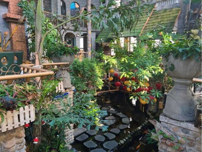 Saigon: Art & Cafe-Hopping Tour W/ Van Gogh & Monet Exhibit - Blending History, Culture, and Modern Art