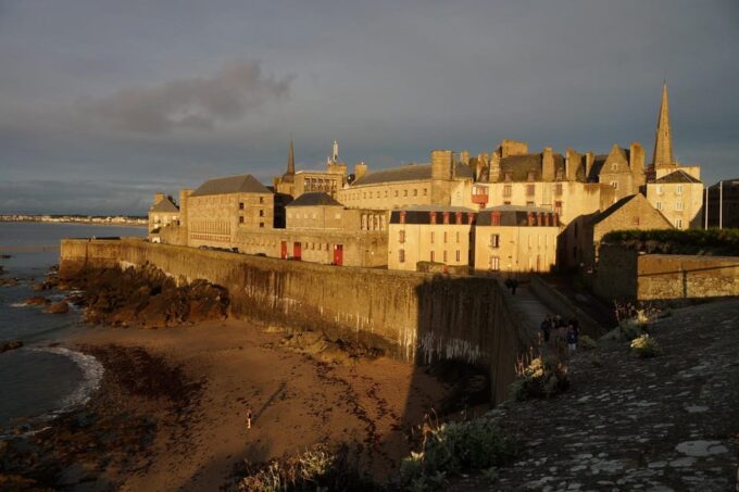 Saint-Malo & Dinard- Day Trip With Luxury Minivan From Paris - Saint-Malo Ramparts Tour