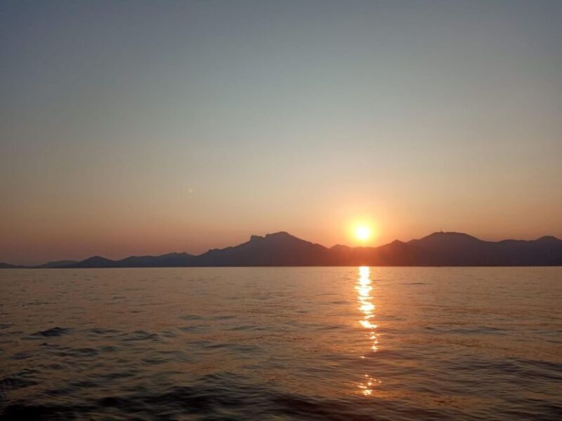 Saint Tropez: Evening Catamaran Party With Welcome Drink - Dress Code and Attire