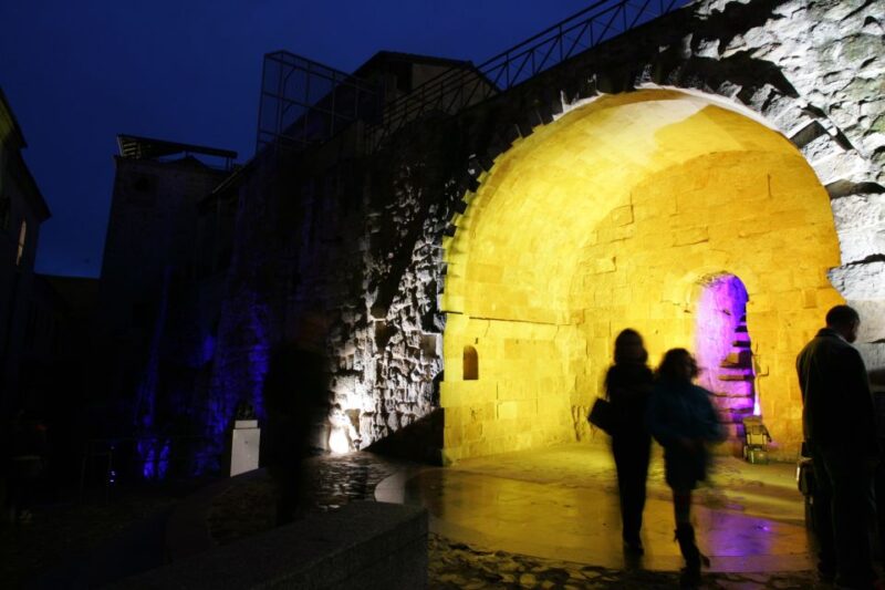 Salamanca: Local Legends Evening Walking Tour in Spanish - Key Points
