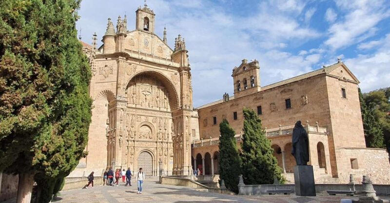 Salamanca: Private Tour of Convents, Monasteries, and Churches - Visiting the Convent of Las Dueñas