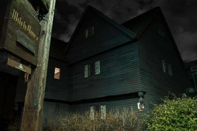 Salem: Boos and Brews Haunted Pub Crawl - A Night of Ghostly Tales and Good Drinks in Salem