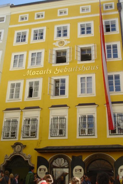 Salzburg 2.5-Hour Walking Tour: Mozart, Old Town & More - Discovering Mozarts Residence