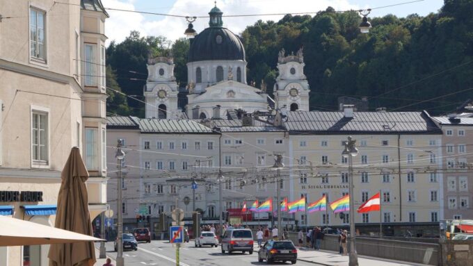 Salzburg: Mozart Tour & City Tour With Tasting - Ending at Mozart Square