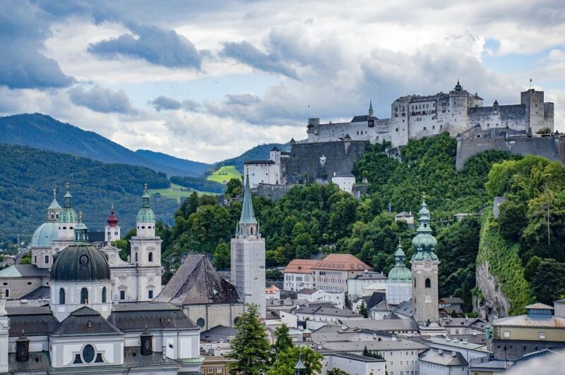 Salzburg: Private One-Way Transfer to Cesky Krumlov - Vehicle Specifications