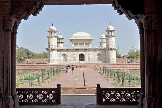 Same Day Taj Mahal Tour by Gatimaan Train From Delhi With SUV Cars - Dining on the Train