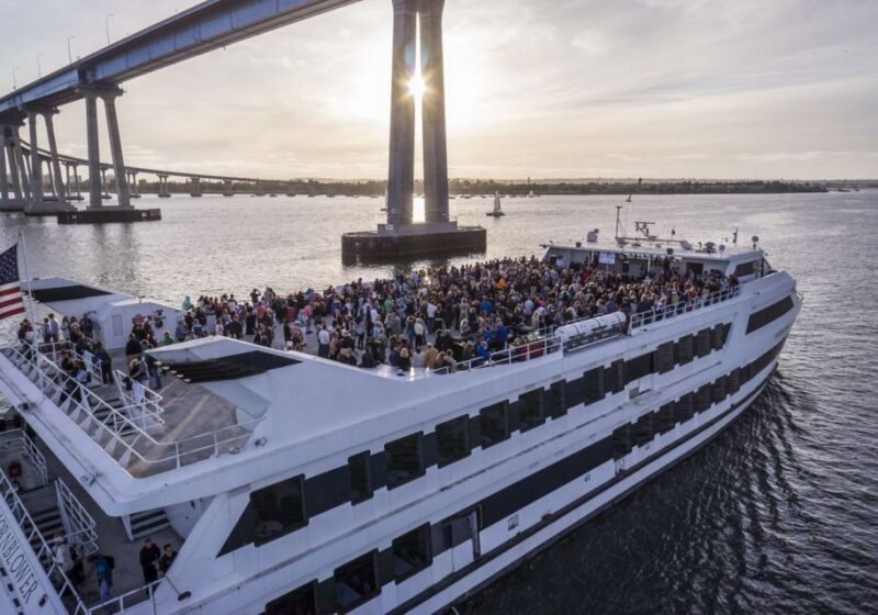 San Diego: Christmas Eve Buffet Brunch or Dinner Cruise - Experience Highlights