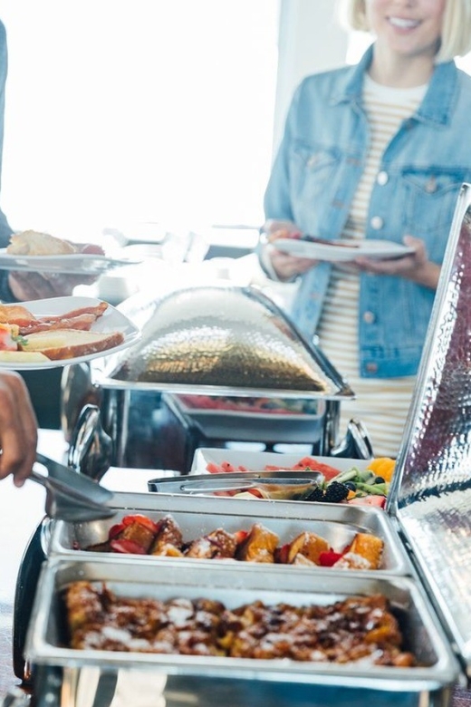 San Francisco: Christmas Day Buffet Brunch or Dinner Cruise - Onboard Experience and Amenities