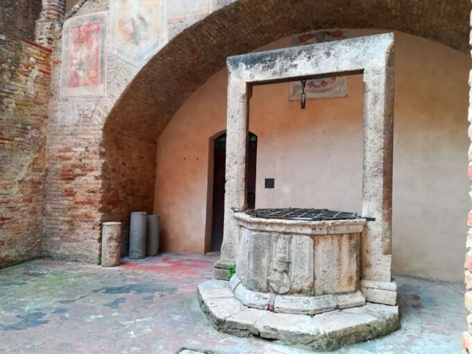 San Gimignano Private Guide: Manhattan of the Middle Ages - Piazza Della Cisterna Stroll