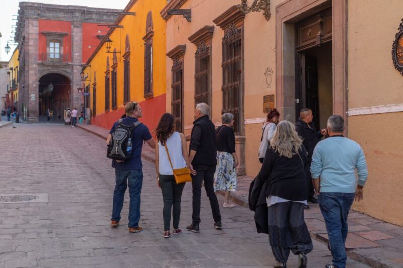 San Miguel: Landmarks and Lunch Walking Tour in English - Exploring Iconic Landmarks