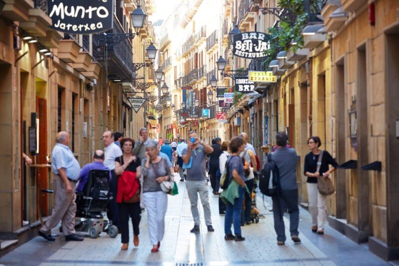 San Sebastian Aquarium Entry Ticket and City Walking Tour - Experience Highlights