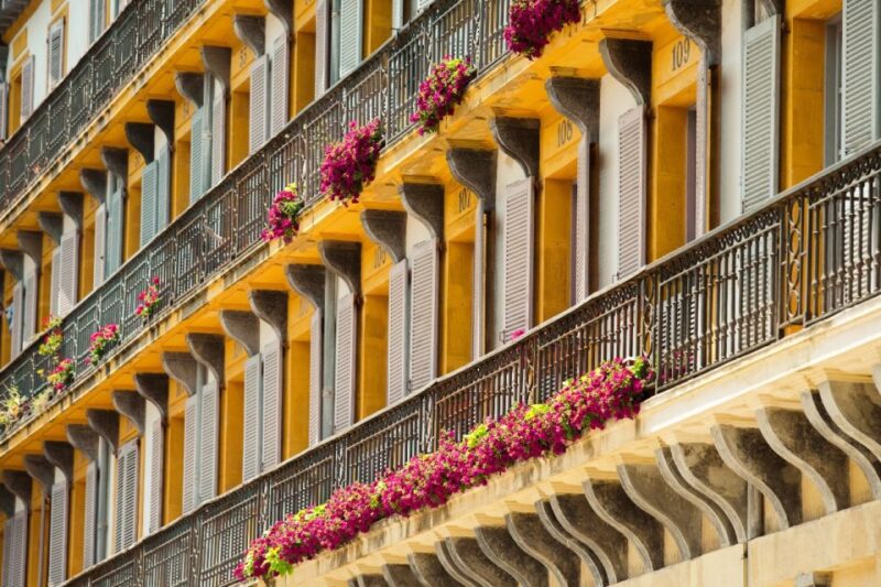 San Sebastián: City Tour With Pintxos and Wine - Exploring the Old Town