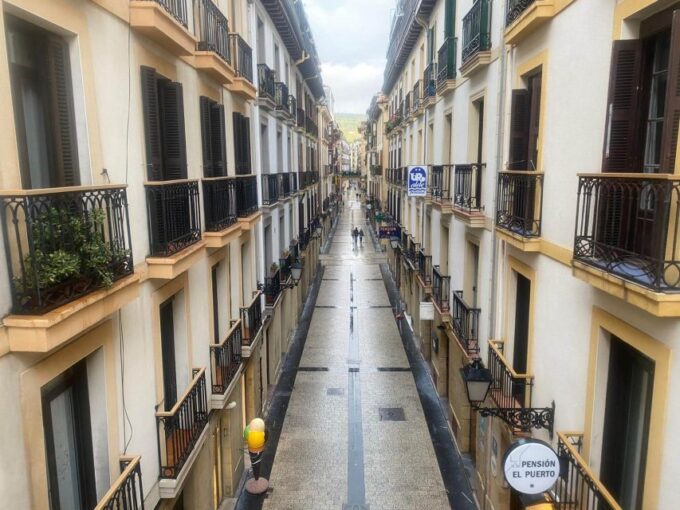 San Sebastián: City Tour With Pintxos and Wine - Basque Culinary Delights