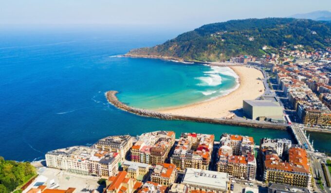 San Sebastian Complete Private Walking Tour + Monte Igeldo - Exploring City Hall