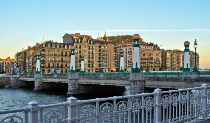 San Sebastian Complete Private Walking Tour + Monte Igeldo - Discovering La Concha Beach