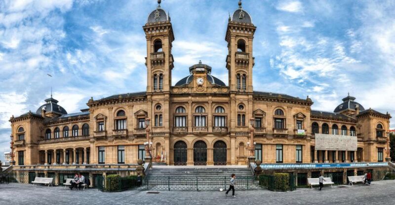 San Sebastian : Discovery Stroll and Reading Walking Tour - Booking and Cancellation