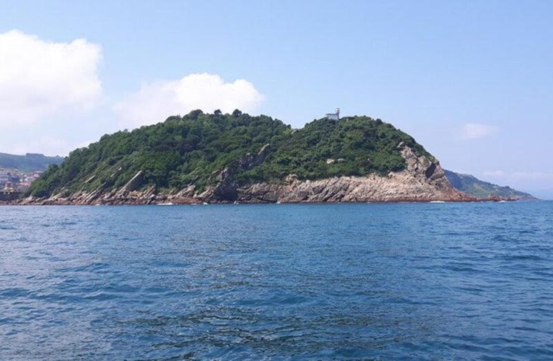 San Sebastian: Exclusive Yacht Tour in La Concha Bay - Anchor in La Concha Bay