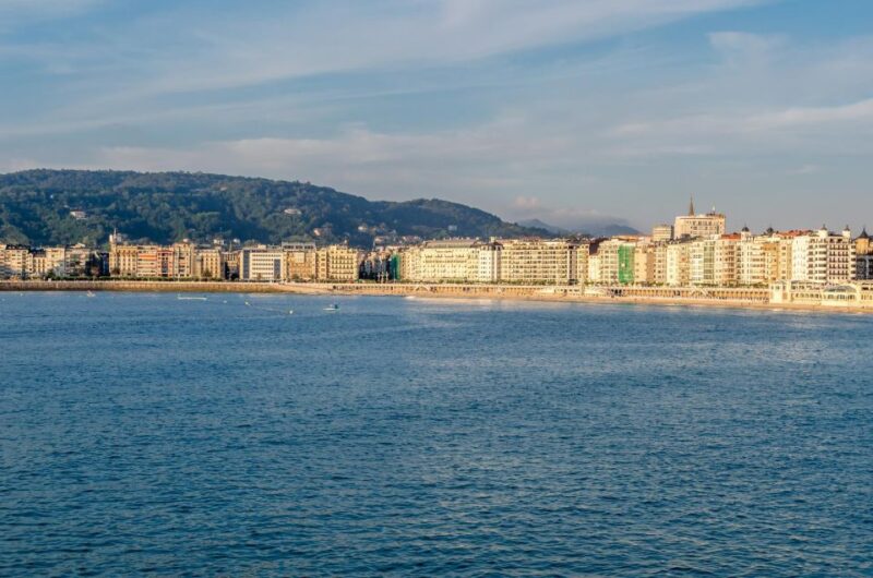 San Sebastian: Express Walk With a Local in 60 Minutes - Cultural Immersion and Coastal Exploration