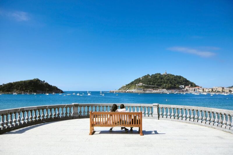 San Sebastian: Express Walk With a Local in 60 Minutes - Beaches, Bars, and Cafes