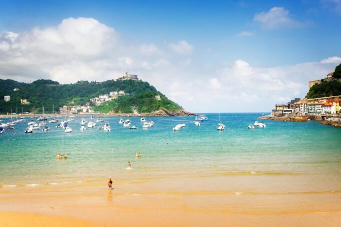 San Sebastian: Express Walk With a Local in 60 Minutes - Meeting Point and Starting the Walk