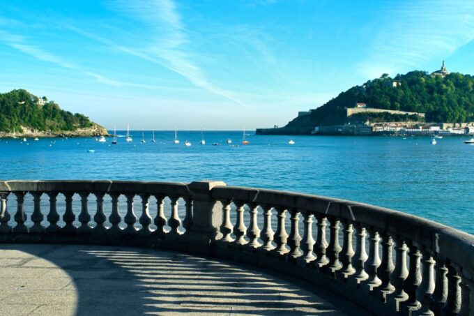 San Sebastian: First Discovery Walk and Reading Walking Tour - Main Stops