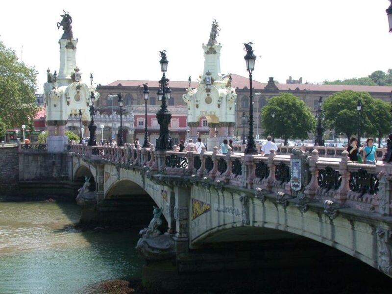 San Sebastian: Half-Day Private City Tour - Exploring La Concha
