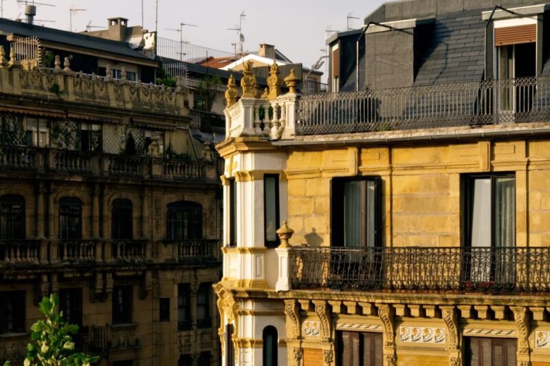 San Sebastian: Highlights Self Guided Scavenger Hunt & Tour - Key Points