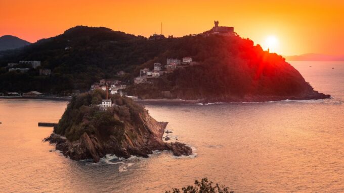 San Sebastian: Highlights Self Guided Scavenger Hunt & Tour - Navigation and Accessibility