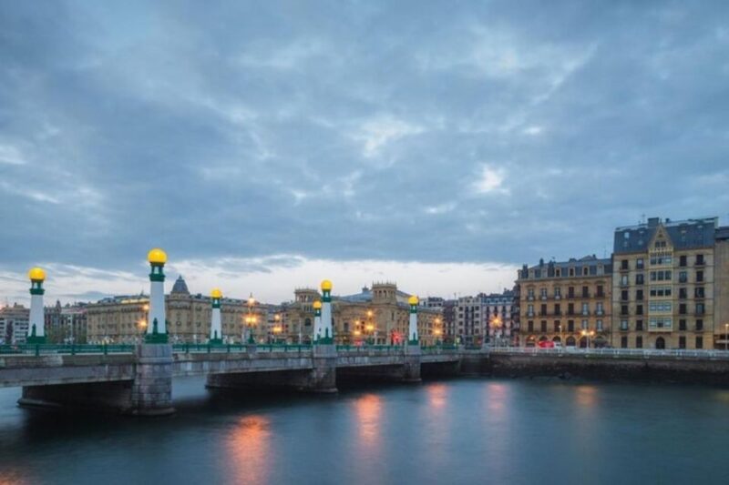 San Sebastian : Must-See Attractions Walking Tour - Key Points