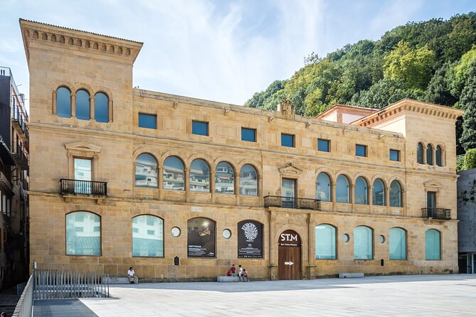 San Sebastian: Old Town Outdoor Escape Game - Exploring the Old Town