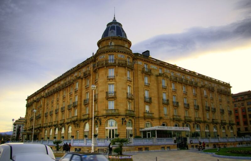 San Sebastian: Private Walking Historic & Cultural Tour - Discovering Pintxo Streets