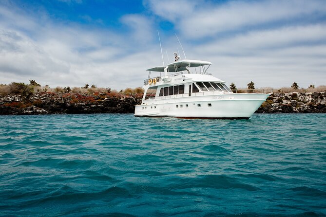 Santa Fé Island on Board of Sea Lion Yacht - Exploring Santa Fé Island